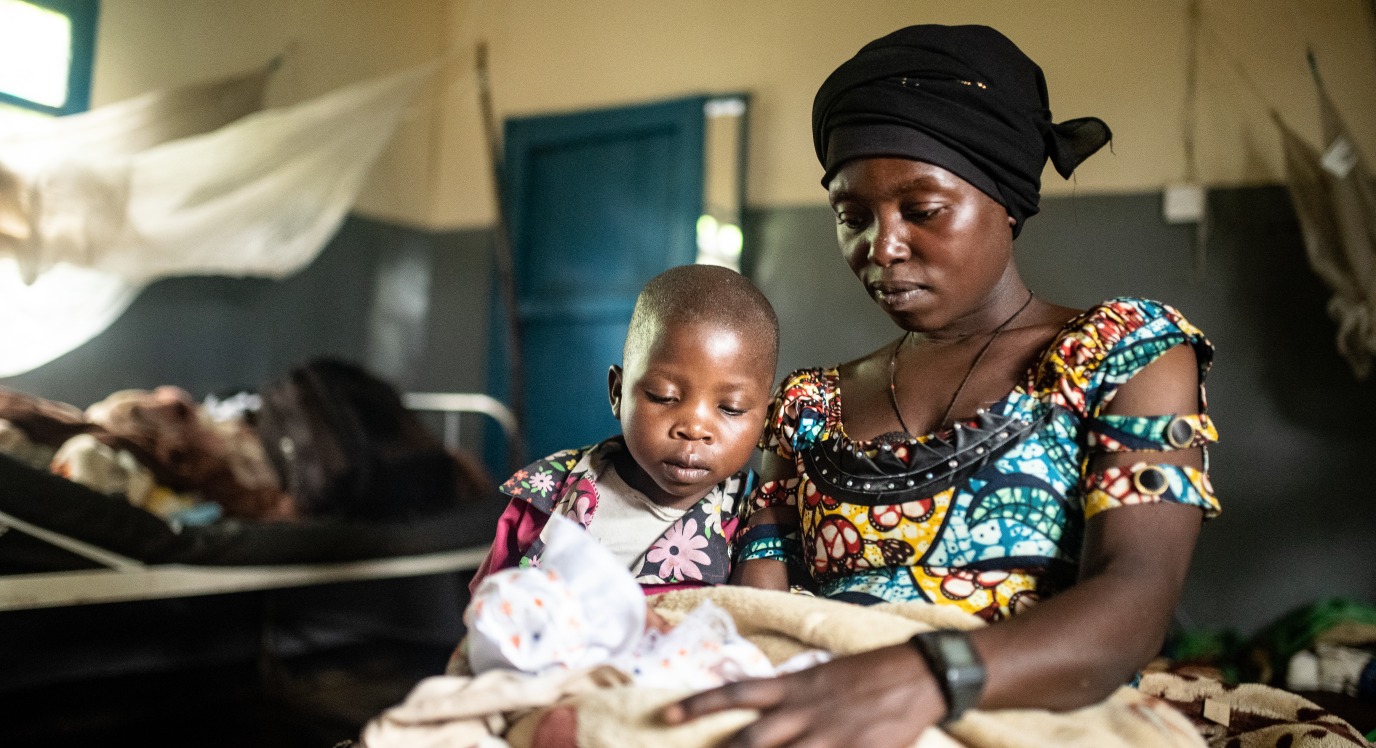 Zawadi N'Bagoni introduces her older daughter to her newborn sibling in Kibarizo Health Center.