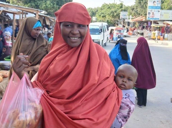 Maryan buys food with emergency cash.