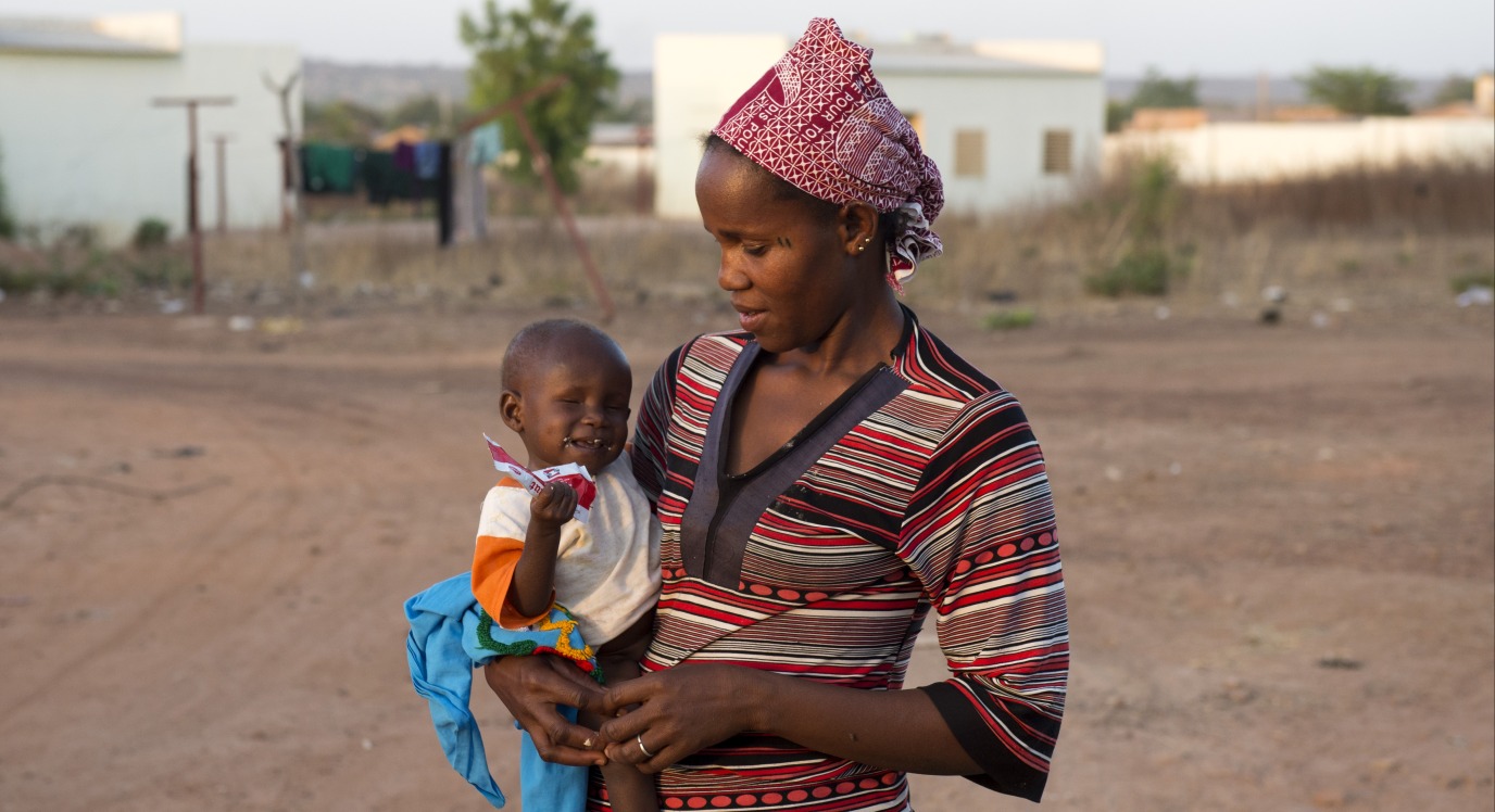 A woman holds her young child in Mali